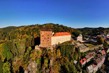 Bečovský hrad s nově omítnutým Pluhovským křídlem (vlevo) a Dolním zámkem (vpravo), zdroj: fotoarchiv SHZ Bečov