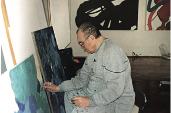 Zdeněk Sýkora s obrazem v ateliéru