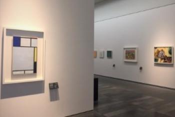 Díla Pieta Mondriana (vlevo), Františka Kupky a Paula Klee (vpravo) v Louvre Abú Dhabí, zdroj: osobní archív Vladimír Lekeš