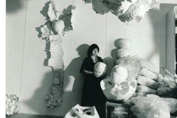 Maria Bartuszová ve svém studiu, zdroj: Tate Modern