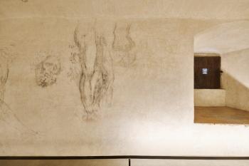Pohled na detaily kreseb a na malé šrafované okno, které bylo jediným Michelangelovým zdrojem světla. Zdroj: Musei del Bargello, Francesco Fantani 