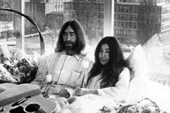 Ono spolupracovala s Lennonem na různých dílech a happeningách, včetně "lůžka pro mír" v roce 1969. Zdroj: BBC