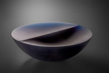 VÍZNER FRANTIŠEK, Mísa s linkou, 1989, broušené sklo s matným povrchem, výška: 10, 8 cm, průměr: 32, 7 cm. Zdroj: Adolf Loos Apartment and Gallery