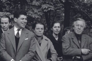Zleva doprava: Arsene Bonnafous-Murat — Georges Goldfayn — Toyen — Mimi Parent — Elisa Breton — André Breton na poušti Retz — 1960 (detail), zdroj: web expo58art