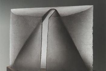 Libenský a Brychotová, Rubáš II., šedé tavené a broušené sklo. Zdroj: Adolf Loos Apartment and Gallery