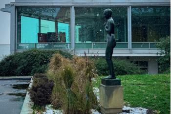 Po letech nepřítomnosti se Socha Dívky vrací jako součást kulturní identity parku. Zdroj: Adolf Loos Apartment and Gallery