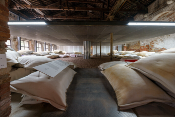 Vítězný Bahrajnský projekt s názvem Heatwave (2025), foto: Andrea Avezzù, zdroj: Bienále architektury v Benátkách 2025