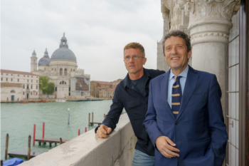 Prezident Bienále Pietrangelo Buttafuoco (vpravo) a kurátor letošního ročníku Carlo Ratti (vlevo) (2025), foto: Andrea Avezzù, zdroj: Bienále architektury v Benátkách 2025