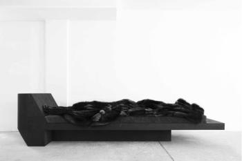 Daybed, 2012, černá překližka, edice 12 kusů, 86 × 325 × 90 cm. Zdroj: Rick Owens