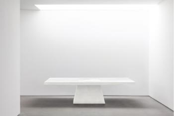 Plug Table, 2013, bílý mramor, edice 8 kusů, 77 × 270 × 90 cm. Zdroj: Rick Owens