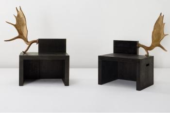 Jelení lavice (pár), 2006, černá překližka, mořené dřevo a daňčí paroží, edice 20 kusů. Vlevo 135,9 × 112,4 × 72,4 cm, vpravo 126 × 109,2 × 71,8 cm. Zdroj: Rick Owens