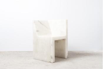 Křeslo Half Box, 2011, alabastr, 50 × 50 × 77 cm. Zdroj: Rick Owens 