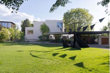 Rozšířený areál Fondation Beyeler s dílem Alexandra Caldera The Tree, 1966. Zdroj: Fondation Beyeler, foto: Iwan Baan.