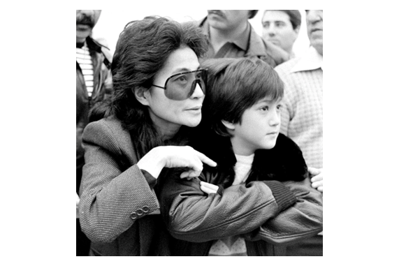 Sean Ono Lennon na fotografii se svou matkou Yoko Ono v roce 1983. Zdroj: BBC