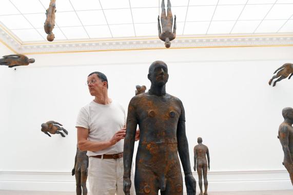 Antony Gormley po boků svého díla (2019), zdroj: The Economist