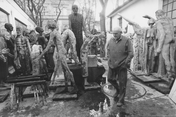 Olbram Zoubek obklopen svými sochami v ateliéru na Salmovské ulici (1994), foto: Ota Hájek