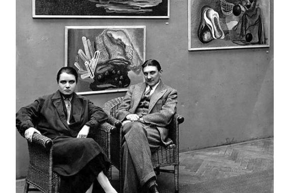 Toyen a Jindřich Štyrský na výstavě v Alšově síni Umělecké besedy v Praze (1931), zdroj: ČKT