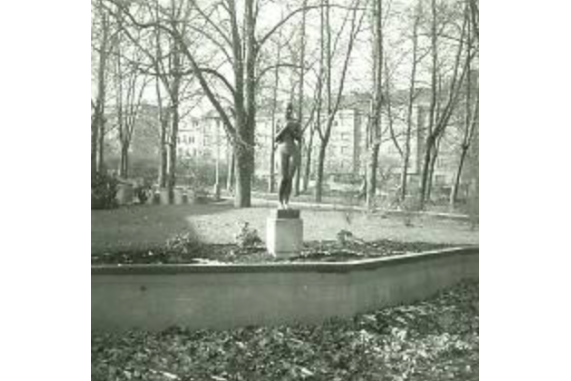 Historická fotografie sochy Dívky od Marty Jiráskové na původním místě v Letenských sadech. Zdroj: Národní památkový ústav