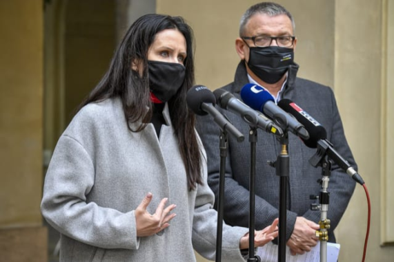 Alicja Knast při jmenování ředitelkou NG Praha ministrem kultury Lubomírem Zaorálkem (ČSSD) Zdroj: ČTK/Vít Šimánek
