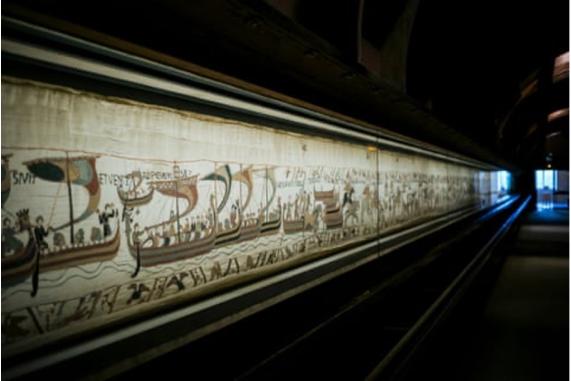 Bayeuxská tapisérie zachycuje normanské dobytí Anglie v roce 1066. Zdroj: AP / Kamil Zihnioglu