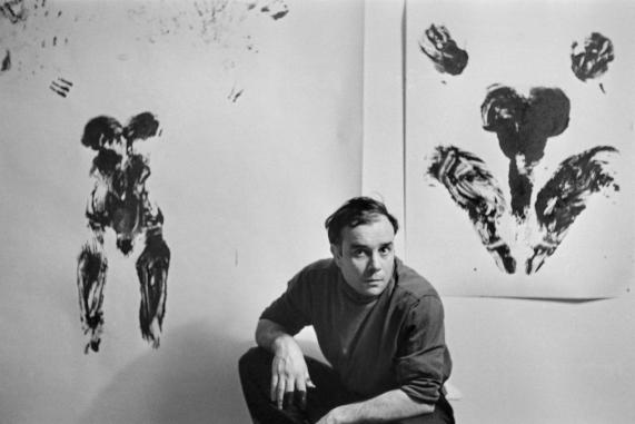 Yves Klein před sérií maleb Antropometrie (1961). Zdroj: René Burri | Magnum Photos