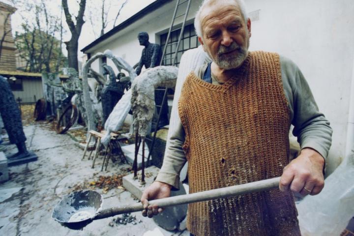 Slévání olova v ateliéru v Salmovské, podzim 1993, Zdroj: Herbert Slavík