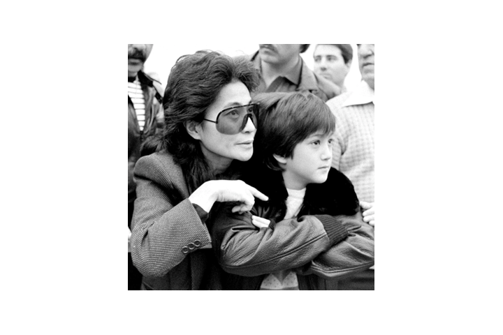 Sean Ono Lennon na fotografii se svou matkou Yoko Ono v roce 1983. Zdroj: BBC