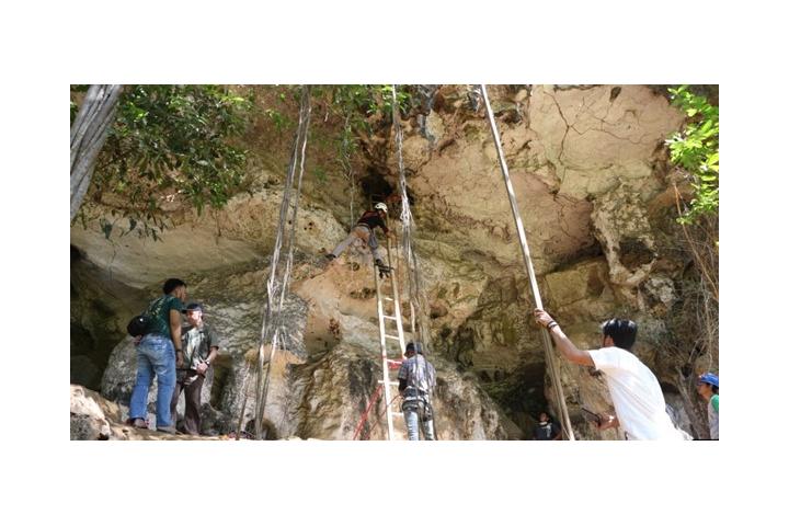 Výzkumníci z indonéského Národního výzkumného centra pro archeologii a Griffith University. Zdroj: Indonesia's National Research Centre for Archaeology