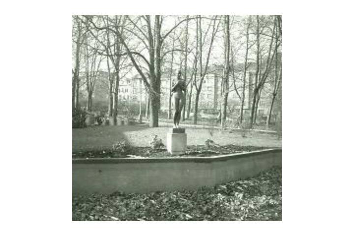 Historická fotografie sochy Dívky od Marty Jiráskové na původním místě v Letenských sadech. Zdroj: Národní památkový ústav