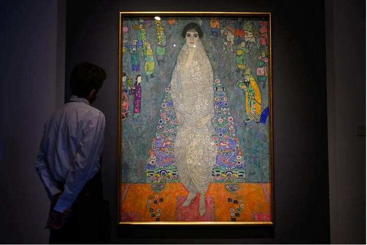 Portrét Elisabeth Lederer od Gustava Klimta během tiskové předhlídky v Sotheby’s v New Yorku, 7. listopadu. Zdroj: Alexi Rosenfeld / Getty Images