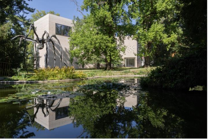 Rozšířený areál Fondation Beyeler, Wyss Museum od Atelier Peter Zumthor. V popředí Louise Bourgeois, Maman, 1999. Zdroj: Iwan Baan. 